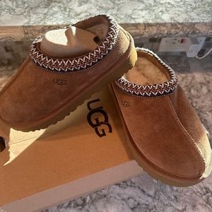 Ugg Tasman Slippers Woman’s size 5 (Chestnut)